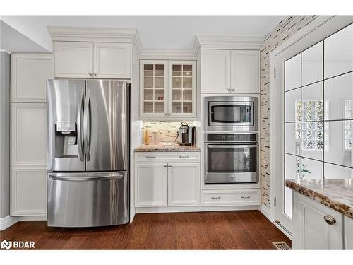 15 Rodney Street, Barrie, ON - Indoor Photo Showing Kitchen
