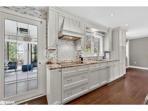15 Rodney Street, Barrie, ON - Indoor Photo Showing Kitchen With Upgraded Kitchen
