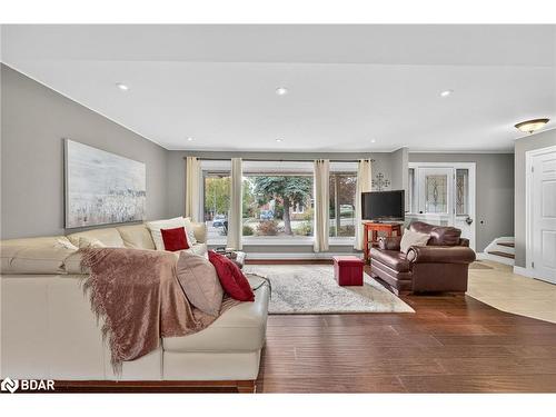 15 Rodney Street, Barrie, ON - Indoor Photo Showing Living Room