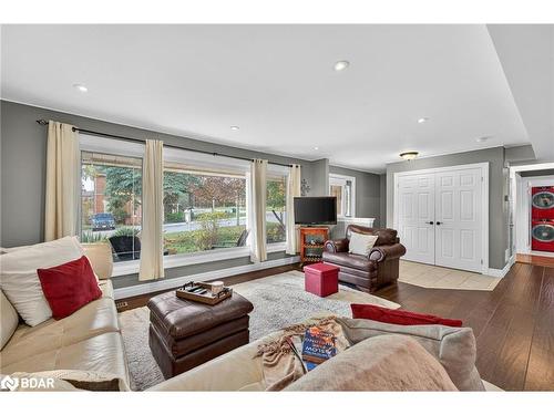 15 Rodney Street, Barrie, ON - Indoor Photo Showing Living Room