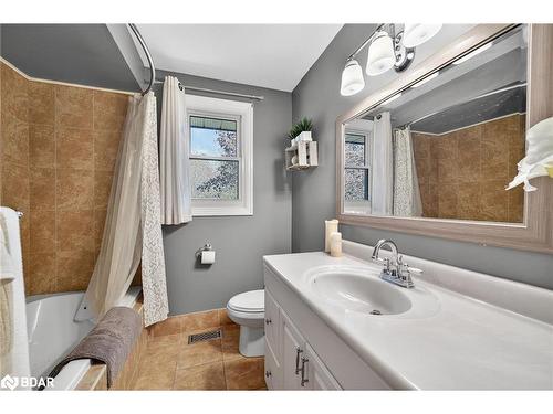 15 Rodney Street, Barrie, ON - Indoor Photo Showing Bathroom