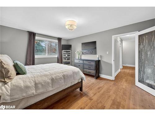 15 Rodney Street, Barrie, ON - Indoor Photo Showing Bedroom