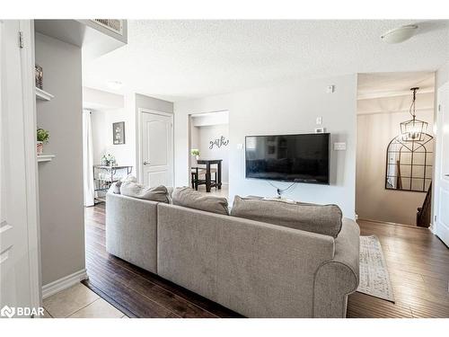 7-25 Madelaine Drive, Barrie, ON - Indoor Photo Showing Living Room