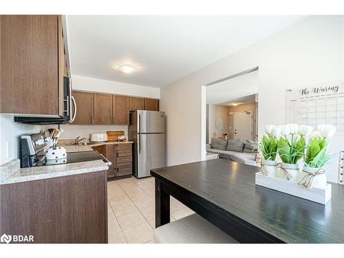 7-25 Madelaine Drive, Barrie, ON - Indoor Photo Showing Kitchen