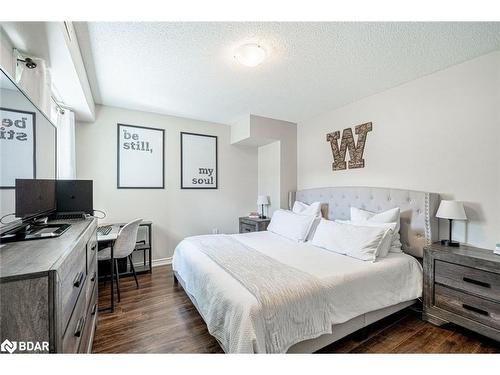 7-25 Madelaine Drive, Barrie, ON - Indoor Photo Showing Bedroom