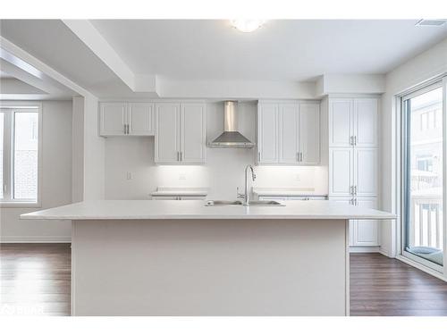 112 West Oak Trail, Barrie, ON - Indoor Photo Showing Kitchen