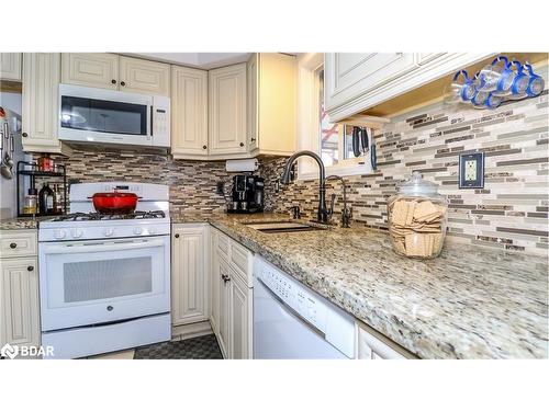 14 Gold Park Gate, Essa, ON - Indoor Photo Showing Kitchen