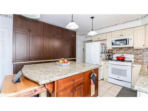 14 Gold Park Gate, Essa, ON - Indoor Photo Showing Kitchen