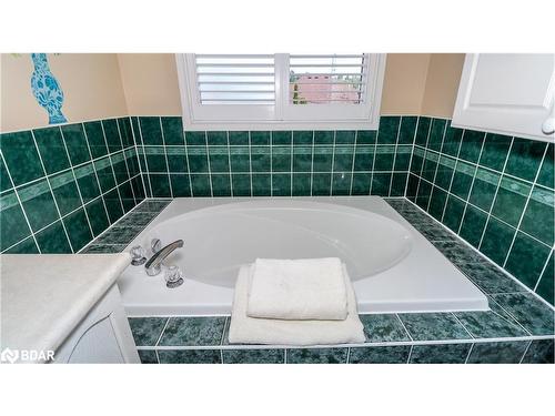 14 Gold Park Gate, Essa, ON - Indoor Photo Showing Bathroom