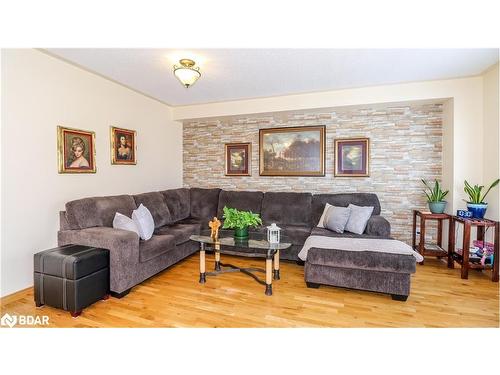 14 Gold Park Gate, Essa, ON - Indoor Photo Showing Living Room