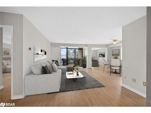 907-301 Frances Avenue, Hamilton, ON - Indoor Photo Showing Living Room