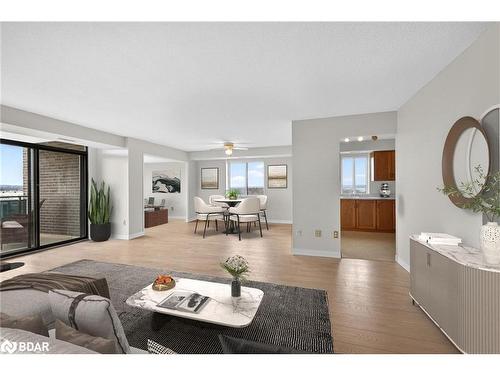 907-301 Frances Avenue, Hamilton, ON - Indoor Photo Showing Living Room
