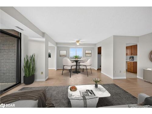 907-301 Frances Avenue, Hamilton, ON - Indoor Photo Showing Living Room