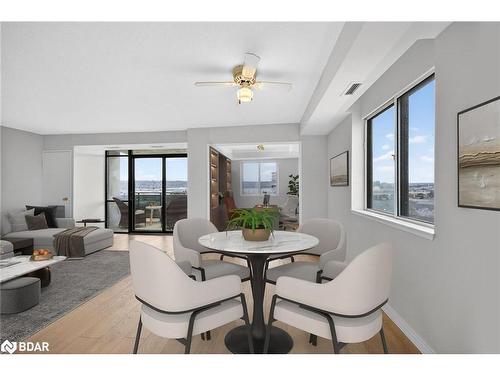 907-301 Frances Avenue, Hamilton, ON - Indoor Photo Showing Living Room