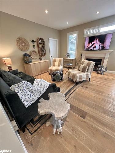 10 Waterfront Circle, Collingwood, ON - Indoor Photo Showing Living Room