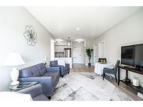 404-295 Cundles Road East, Barrie, ON - Indoor Photo Showing Living Room