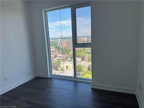 1702-370 Martha Street, Burlington, ON - Indoor Photo Showing Other Room