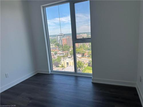 1702-370 Martha Street, Burlington, ON - Indoor Photo Showing Other Room