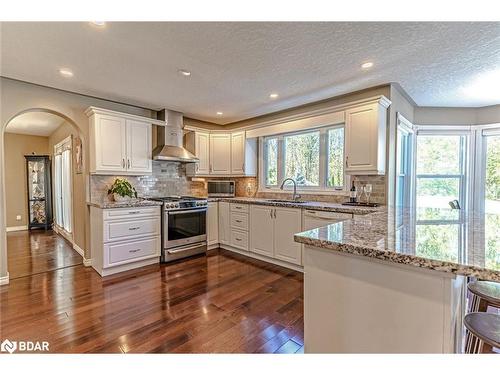 3678 Kimberley Street, Innisfil, ON - Indoor Photo Showing Kitchen With Upgraded Kitchen