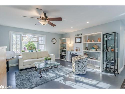 280 Private Street, Gravenhurst, ON - Indoor Photo Showing Living Room