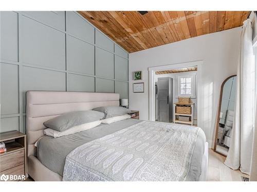 3795 Fairway Road, Innisfil, ON - Indoor Photo Showing Bedroom