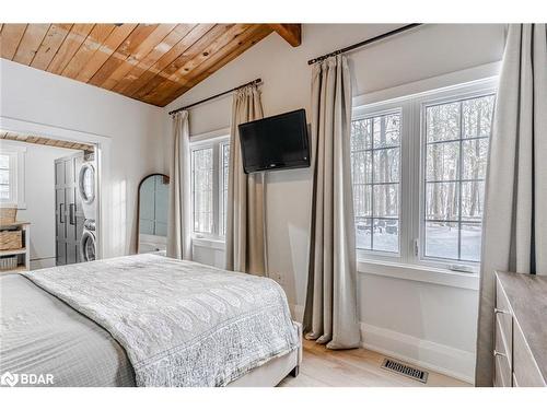 3795 Fairway Road, Innisfil, ON - Indoor Photo Showing Bedroom