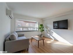 8-122 Victoria Avenue N Hamilton, ON L8L 5E5