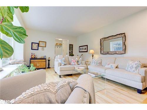 83 Inwood Crescent, Kitchener, ON - Indoor Photo Showing Living Room