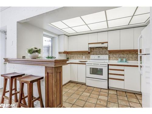 301-21 George Street, Aurora, ON - Indoor Photo Showing Kitchen