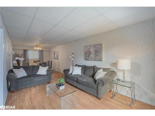 40 Joycelyn Drive, Mississauga, ON - Indoor Photo Showing Living Room