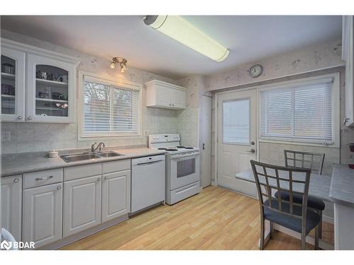 40 Joycelyn Drive, Mississauga, ON - Indoor Photo Showing Kitchen With Double Sink