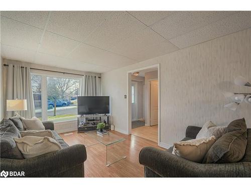 40 Joycelyn Drive, Mississauga, ON - Indoor Photo Showing Living Room