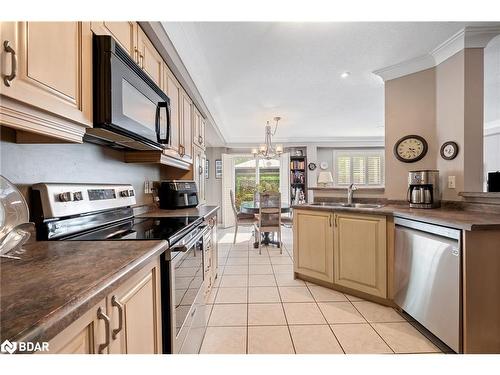 22-130 Robert Street, Milton, ON - Indoor Photo Showing Kitchen With Double Sink