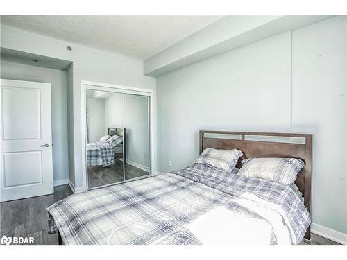 323-5317 Upper Middle Road, Burlington, ON - Indoor Photo Showing Bedroom