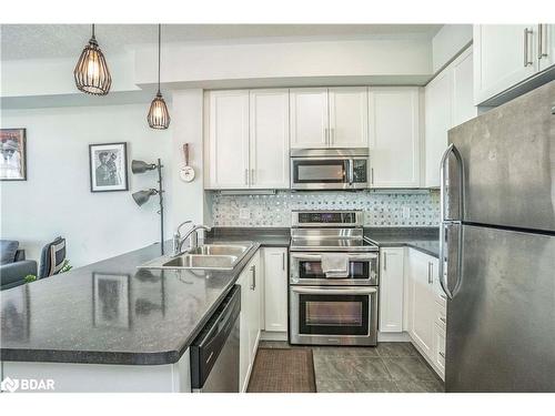 323-5317 Upper Middle Road, Burlington, ON - Indoor Photo Showing Kitchen With Double Sink With Upgraded Kitchen
