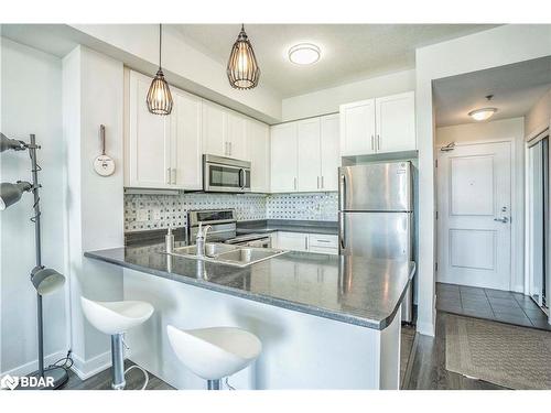 323-5317 Upper Middle Road, Burlington, ON - Indoor Photo Showing Kitchen With Double Sink With Upgraded Kitchen