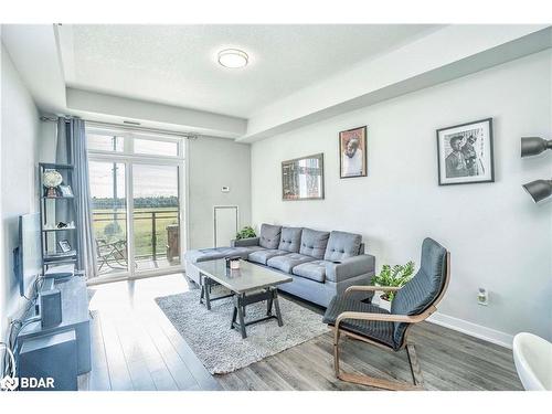323-5317 Upper Middle Road, Burlington, ON - Indoor Photo Showing Living Room