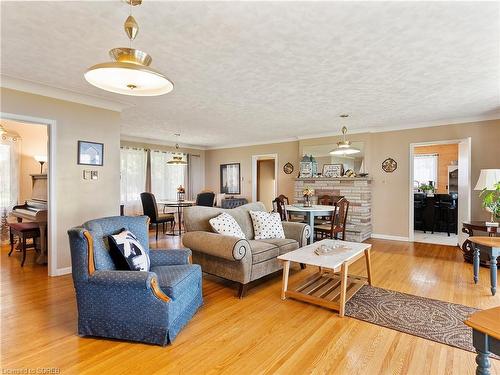 709 Nelson Street W, Port Dover, ON - Indoor Photo Showing Living Room