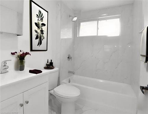 378 Norfolk Street N, Simcoe, ON - Indoor Photo Showing Bathroom