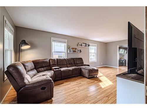 27 Carman Street, Norwich, ON - Indoor Photo Showing Living Room