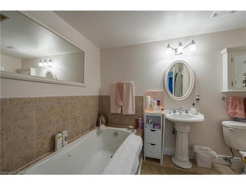 8 Oak Ridge Court, Port Dover, ON - Indoor Photo Showing Bathroom