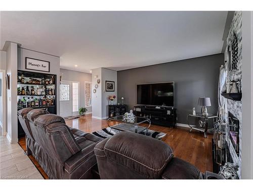 26 Blossom Avenue, Simcoe, ON - Indoor Photo Showing Living Room