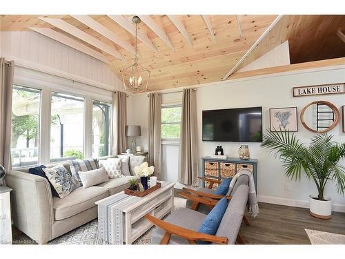 289 Lakeshore Road, Selkirk, ON - Indoor Photo Showing Living Room