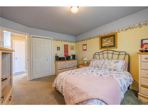 15 Edge Street, Brantford, ON - Indoor Photo Showing Bedroom