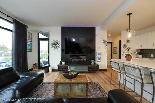 416 Ph-38 Harbour Street, Port Dover, ON - Indoor Photo Showing Living Room