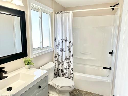 4-380 Quarterline Road, Tillsonburg, ON - Indoor Photo Showing Bathroom