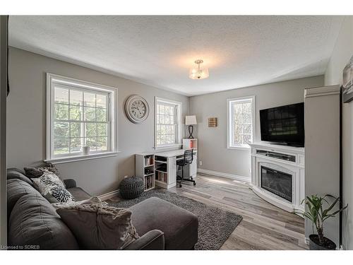 883 Lynedoch Road, Simcoe, ON - Indoor Photo Showing Living Room