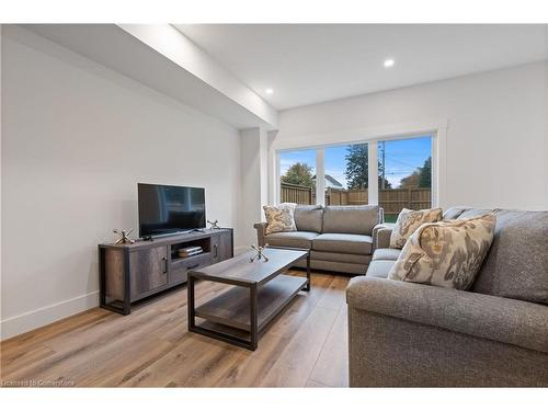 51 Amber Street, Waterford, ON - Indoor Photo Showing Living Room