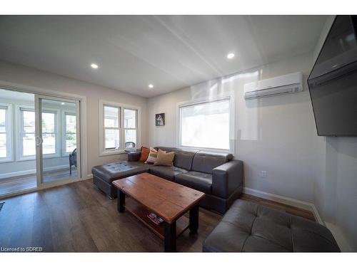 219 Cedar Drive, Turkey Point, ON - Indoor Photo Showing Living Room