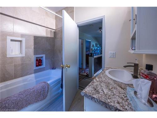 56 Davis Street W, Simcoe, ON - Indoor Photo Showing Bathroom